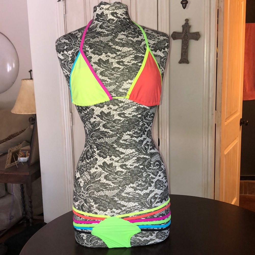 🌺🛍CLEARANCE SALE NWT NEON STRAPPY BIKINI 🌺🛍